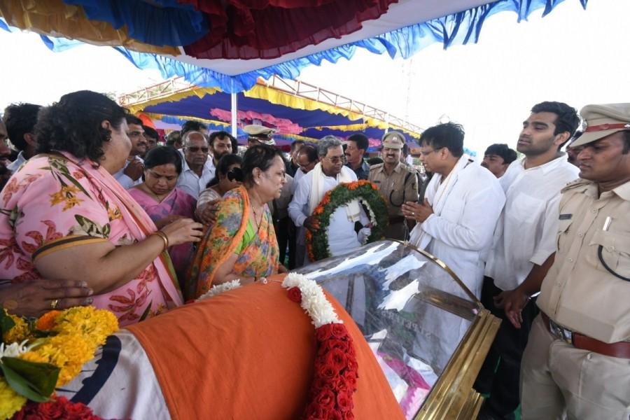 Karnataka Chief Minister Siddaramaiah pays last respect to Former Karnataka Chief Minister N. Dharam Singh in Kalaburagi, Karnataka. CM Siddaramaiah,Siddaramaiah,Dharam Singh,last respect to Dharam Singh,Siddaramaiah pays last respect to Dharam Singh,Dharam Singh dead,Dharam Singh died