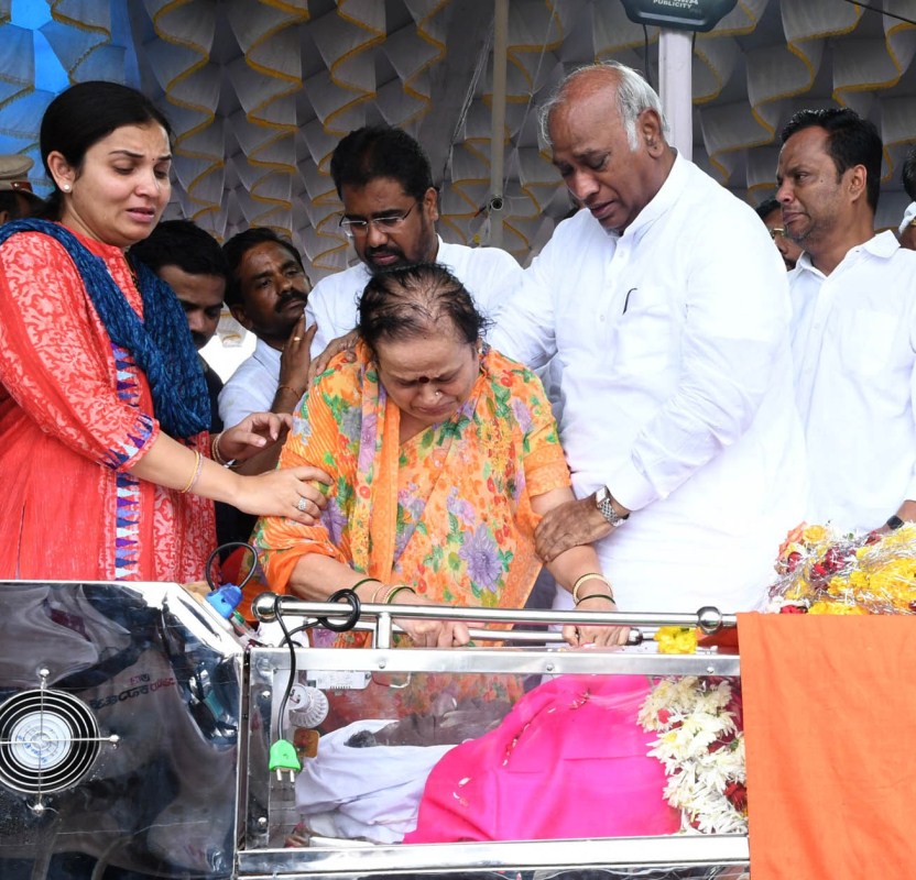 Karnataka Chief Minister Siddaramaiah pays last respect to Former Karnataka Chief Minister N. Dharam Singh in Kalaburagi, Karnataka, on July 28, 2017. CM Siddaramaiah,Siddaramaiah,Dharam Singh,last respect to Dharam Singh,Siddaramaiah pays last respect to Dharam Singh,Dharam Singh dead,Dharam Singh died