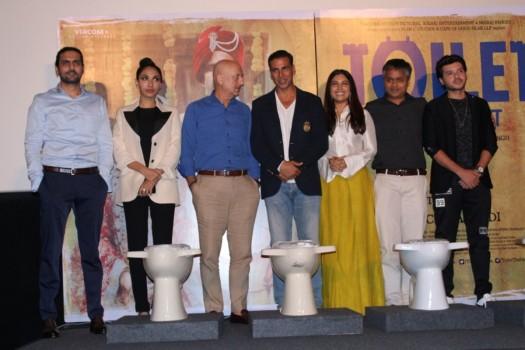 Actors Anupam Kher, Akshay Kumar, Bhumi Pednekar and Divyendu Sharma during a press conference regarding their upcoming film 