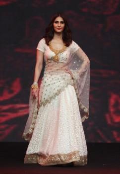 Bollywood actress Vaani Kapoor at National Jewellery Awards 2017.