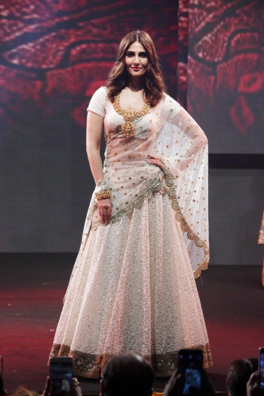 Bollywood film actress Vaani Kapoor spotted at National Jewellery Awards 2017. Vaani Kapoor,actress Vaani Kapoor,National Jewellery Awards 2017,National Jewellery Awards,National Jewellery Awards pics,National Jewellery Awards images,National Jewellery Awards stills,National Jewellery Awards pictures,National Jewellery Awards photos
