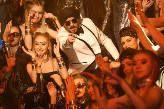 The talented actor had taken good care of the whole crew of Mubarakan when the film was being shot. Also, Anil Kapoor made sure that despite his busy schedule, he attended the films special screening which was held for the cast and crew and met every member of the cast and crew personally.