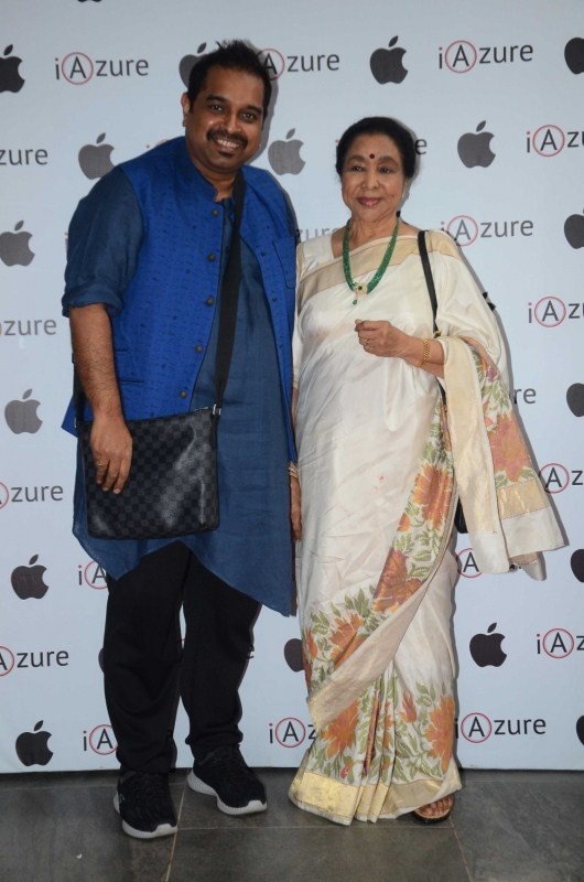 Asha Bhosle and Shankar Mahadevan during the inauguration of a mobile store. Asha Bhosle,Rishi Kapoor,Shankar Mahadevan,mobile store launch,mobile store launch in Mumbai