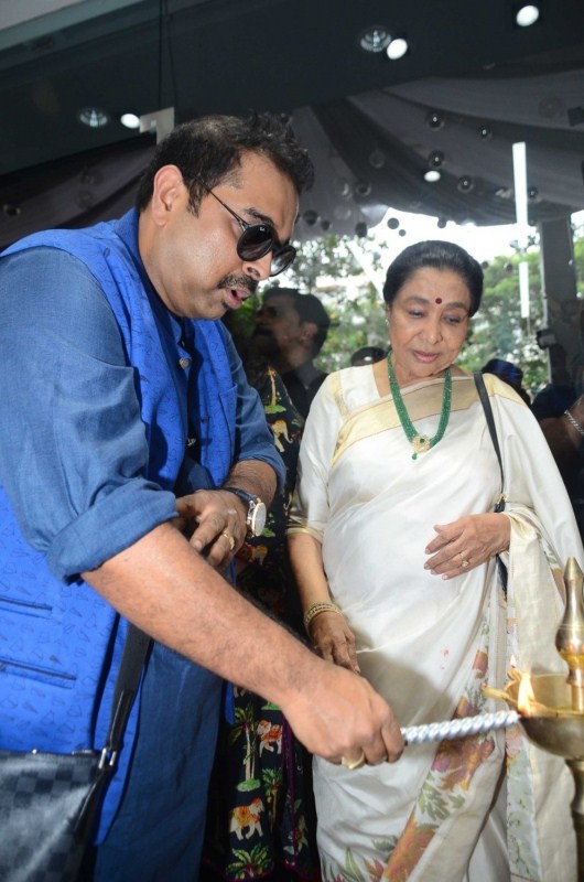 Asha Bhosle and Shankar Mahadevan during the inauguration of a mobile store in Mumbai. Asha Bhosle,Rishi Kapoor,Shankar Mahadevan,mobile store launch,mobile store launch in Mumbai