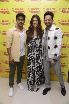 Bollywood celebs like Kriti Sanon, Ayushmann Khurranna and Rajkumar Rao promote Bareilly Ki Barfi at Radio Mirchi Studio.