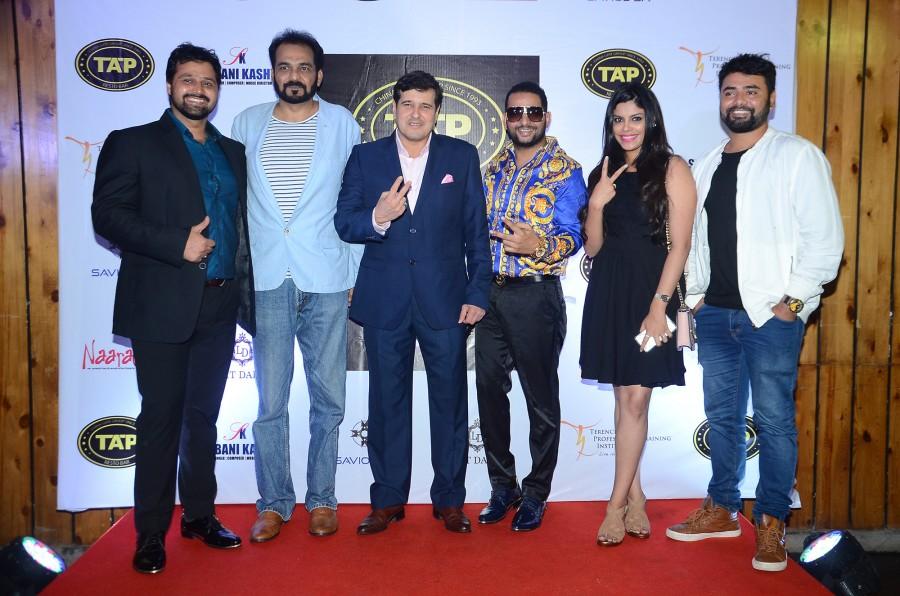 Mudasir Ali, Vineet Sharma, Faisal N Ahmad, Savio D'sa, Manasi Athavale & Suraj Chitre at the Karaoke World Championship 2017 launch party at TAP, Andheri West. Karaoke Kraziness,Karaoke Kraziness with celebs,Mudasir Ali,Vineet Sharma,Faisal N Ahmad,Savio D'sa,Manasi Athavale,Bobby Warren Fernandes,Sandra Fernandes