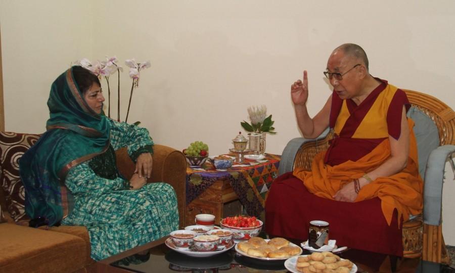 Jammu and Kashmir Chief Minister Mehbooba Mufti meets Tibetan Spiritual leader, the Dalai Lama in Srinagar, on July 30, 2017. Mehbooba Mufti meets Dalai Lama,Mehbooba Mufti,Dalai Lama,Jammu and Kashmir Chief Minister Mehbooba,the Dalai Lama