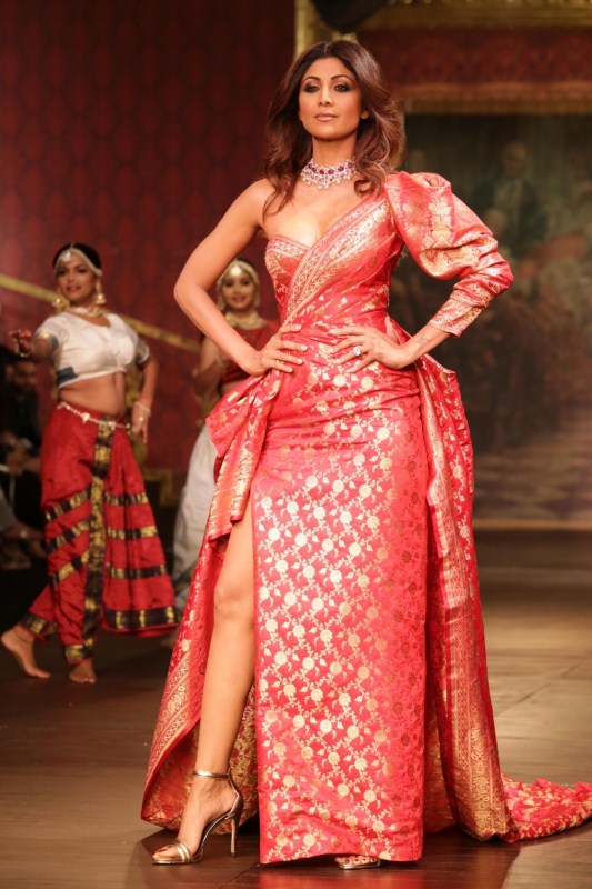 Shilpa Shetty looks gorgeous on Monisha Jaising's runway at India Couture Week 2017. Shilpa Shetty,actress Shilpa Shetty,Monisha Jaising,India Couture Week 2017,India Couture Week