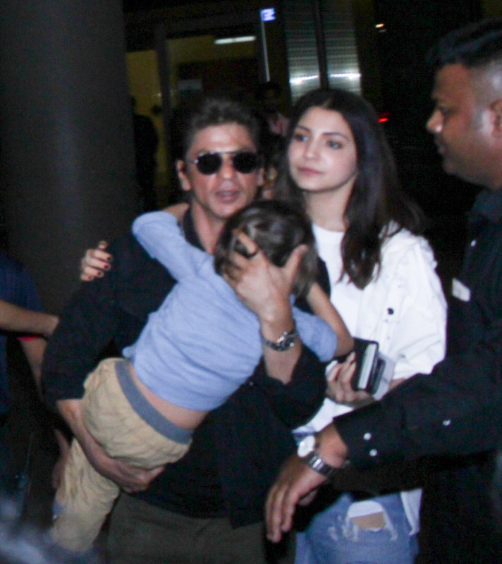 Shah Rukh Khan with Anushka Sharma and Abram at Mumbai airport. Shah Rukh Khan and Anushka Sharma,Shah Rukh Khan,Anushka Sharma,Abram Khan,SRK