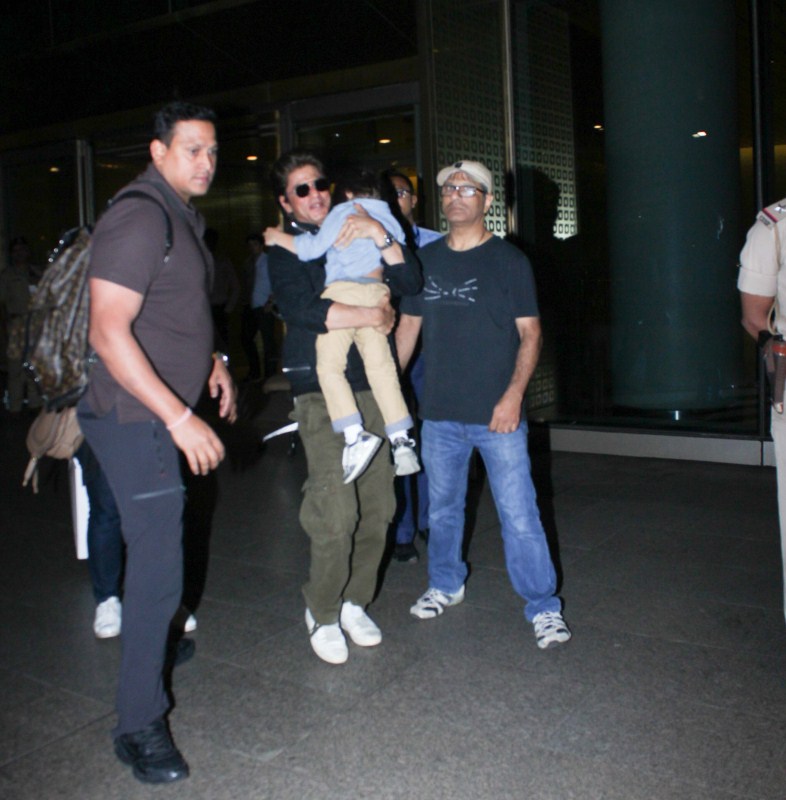 Bollywood actor Shah Rukh Khan with Anushka Sharma and Abram at Mumbai airport. Shah Rukh Khan and Anushka Sharma,Shah Rukh Khan,Anushka Sharma,Abram Khan,SRK