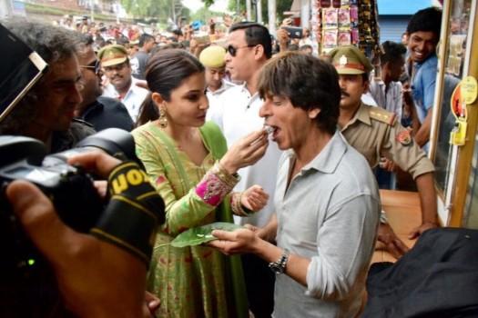 Shah Rukh Khan has been touring across India in his true 'Guide' avatar from Jab Harry met Sejal. In his latest destination Banaras, the Superstar was accompanied by his co-star Anushka Sharma aka Sejal and director Imtiaz Ali. The actors were seen soaking in the best of the city as they relished on 'Banarasi Paan'.