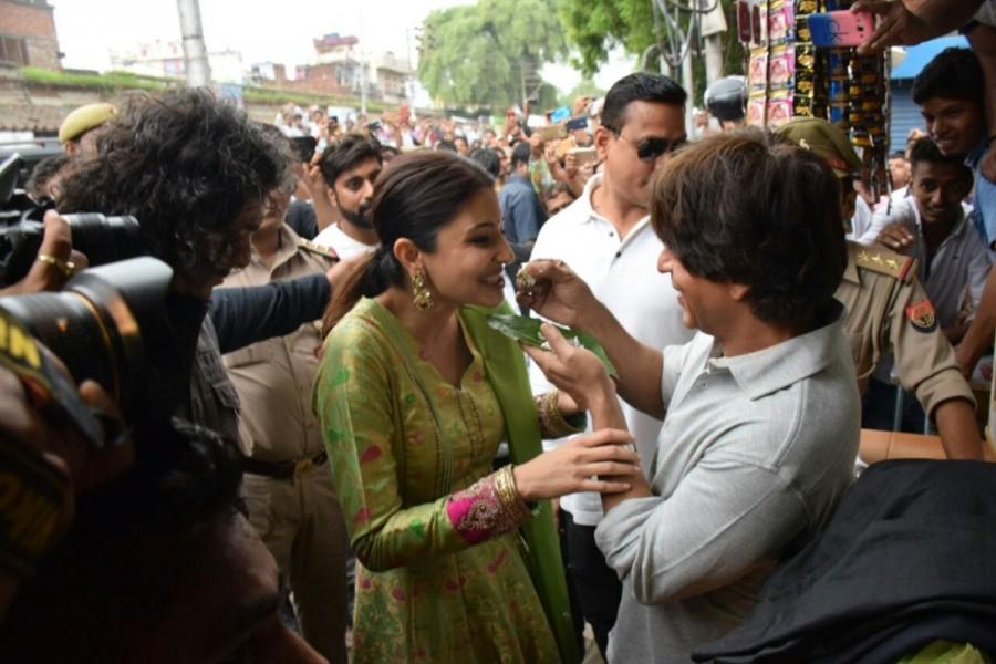 While driving through the streets of the city, Shah Rukh Khan along with Anushka Sharma and Imtiaz Ali made an impromptu stop at a local betel leaf vendors shop to taste the flavor the city of Banaras had to offer. The trio were pleasantly surprised to learn that the shop was a 70 year old, named 'Tambulam Paan shop'. They then savored on 'chilled meetha paan' from the age old vendor. Shah Rukh Khan,Shah Rukh Khan AND Anushka Sharma,Imtiaz Ali,Anushka Sharma,Jab Harry met Sejal,Jab Harry met Sejal promotion,Jab Harry met Sejal movie promotion