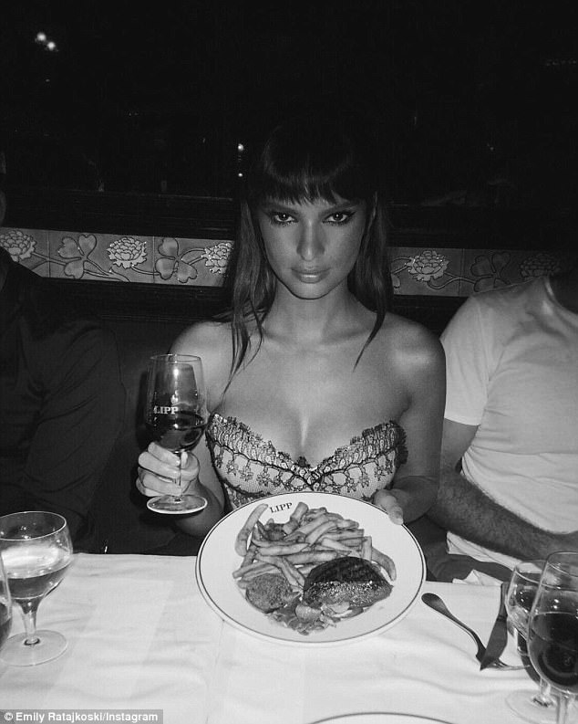 Emily Ratajkowki shows off her eye-popping. Emily Ratajkowski,model Emily Ratajkowski,Emily Ratajkowski nude,Emily Ratajkowski nude pics,Emily Ratajkowski nude images,Emily Ratajkowski nude stills,Emily Ratajkowski nude pictures,Emily Ratajkowski nude photos