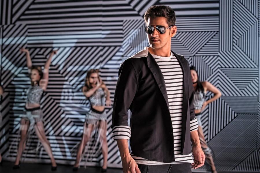 Spyder is an upcoming Telugu spy thriller film written and directed by AR Murugadoss. Starring Mahesh Babu and Rakul Preet Singh in the lead role. Mahesh Babu,actor Mahesh Babu,Spyder working stills,Spyder movie working stills,Spyder working pics,Spyder working images,Spyder working pictures,telugu movie Spyder,Rakul Preet Singh