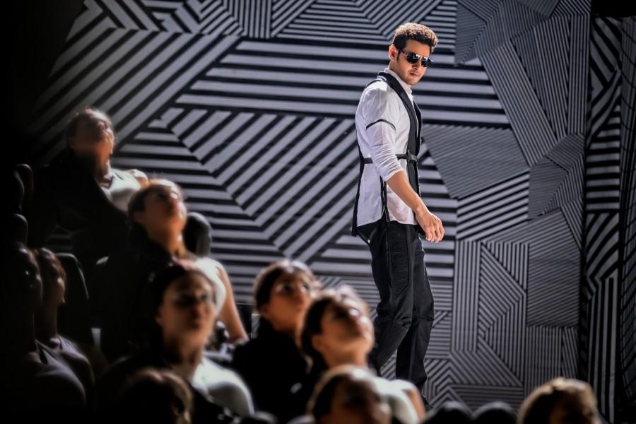 Spyder is an upcoming Telugu spy thriller film written and directed by AR Murugadoss. Starring Mahesh Babu and Rakul Preet Singh in the lead role. Mahesh Babu,actor Mahesh Babu,Spyder working stills,Spyder movie working stills,Spyder working pics,Spyder working images,Spyder working pictures,telugu movie Spyder,Rakul Preet Singh