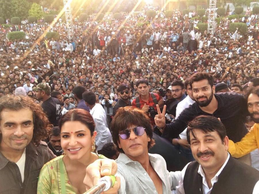 The visit marked to be Shah Rukh Khan's first visit to Varanasi and UP tourism welcomed the Superstar with open arms. Uttar Pradesh tourism expressed their happiness to have team Jab Harry met Sejal in their city, expressing the same they shared, "Banaras was heartened to welcome Harry, Sejal and Imtiaz. Wish you good luck for the movie. #UPTourism @iamsrk @AnushkaSharma @ManojTiwariMP". Sharing his experience of the visit, Shah Rukh Khan replied, "Thank u UP tourism. Wish I could stay longer. Will b back soon to enjoy the warmth and hospitality meted out to us". Manoj Tiwari, the UP Superstar left no stone unturned to turn Jab Harry met Sejal teams visit into a memorable affair. The spiritual city of India gave 'Jab Harry met Sejal' team many moments to cherish. Social media was abuzz with glimpses of Shah Rukh Khan going down on his knees singing 'Lollypop Lagelu' for Anushka Sharma while being prompted by Manoj Tiwari and visuals of SRK, Anushka and Imtiaz hitting the streets to soak in the Banarasi flavour savouring 'chilled meetha paan' went viral. Manoj Tiwari,Jab Harry met Sejal,Jab Harry met Sejal team,Shah Rukh Khan,Anushka Sharma,Imtiaz Ali