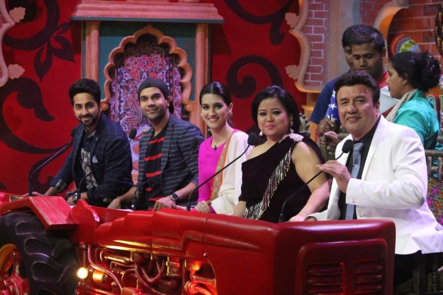 Actor Ayushmann Khurrana, Rajkummar Rao and actress Kriti Sanon promote Bareilly Ki Barfi on Comedy Dangal sets in Mumbai. Ayushmann Khurrana and Kriti Sanon,Ayushmann Khurrana,Kriti Sanon,Comedy Danga,Bareilly Ki Barfi,Bareilly Ki Barfi promotion,Bareilly Ki Barfi movie promotion,Rajkummar Rao