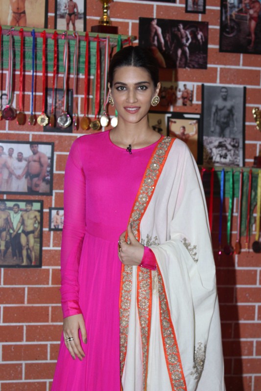 Actress Kriti Sanon promotes Bareilly Ki Barfi on Comedy Dangal sets. Ayushmann Khurrana and Kriti Sanon,Ayushmann Khurrana,Kriti Sanon,Comedy Danga,Bareilly Ki Barfi,Bareilly Ki Barfi promotion,Bareilly Ki Barfi movie promotion,Rajkummar Rao