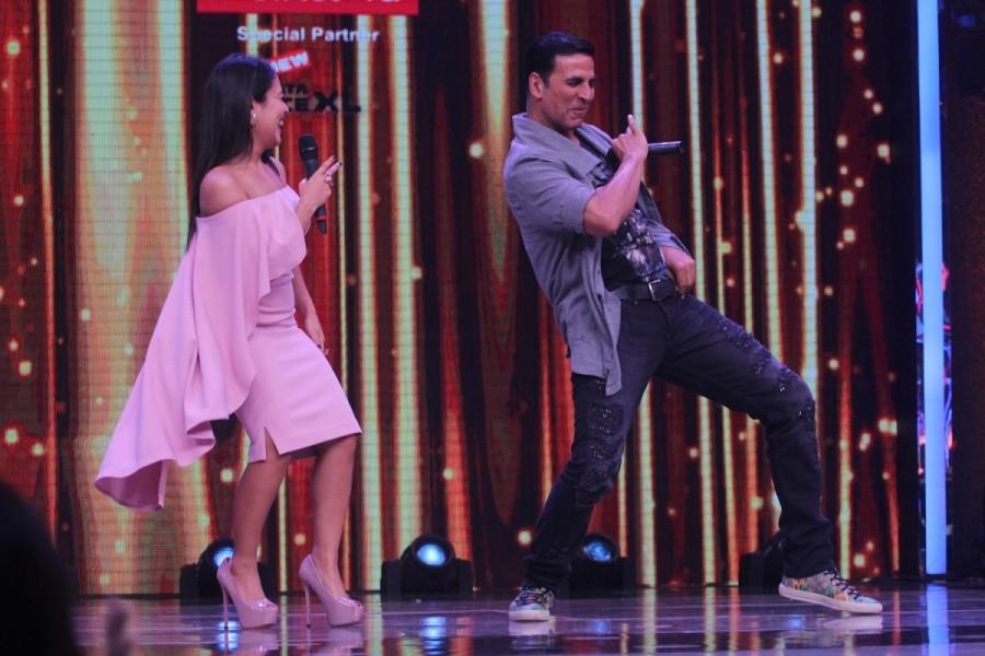 Bollywood actor Akshay Kumar promotes Toilet: Ek Prem Katha on SaReGaMaPa Little Champs sets, in Mumbai. Akshay Kumar,actor Akshay Kumar,Toilet: Ek Prem Katha,Toilet: Ek Prem Katha promotion,Toilet: Ek Prem Katha movie promotion,Sa Re Ga Ma Pa,Sa Re Ga Ma Pa Little Champs