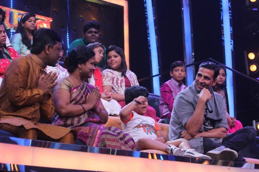 Bollywood film actor Akshay Kumar promotes Toilet: Ek Prem Katha on SaReGaMaPa Little Champs sets, in Mumbai. Akshay Kumar,actor Akshay Kumar,Toilet: Ek Prem Katha,Toilet: Ek Prem Katha promotion,Toilet: Ek Prem Katha movie promotion,Sa Re Ga Ma Pa,Sa Re Ga Ma Pa Little Champs