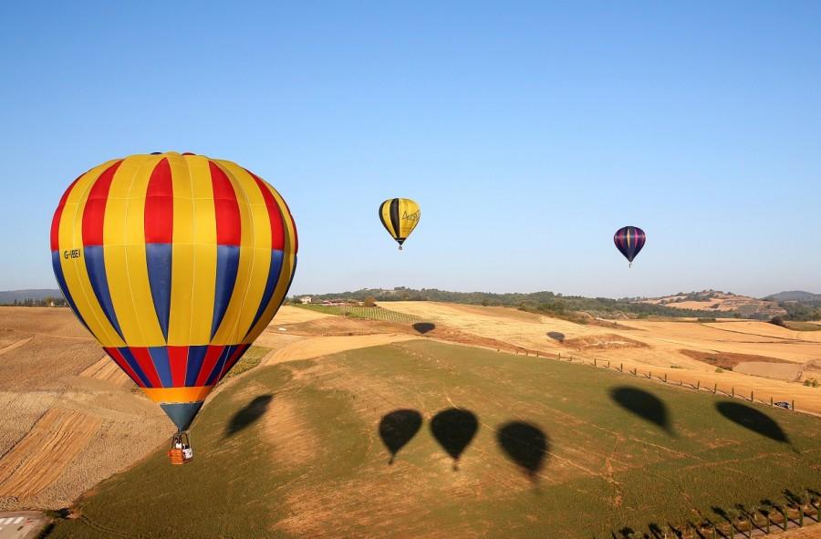 Hot air balloons fly. Hot air balloons,air balloons,air balloons over Italy,Umbrian countryside