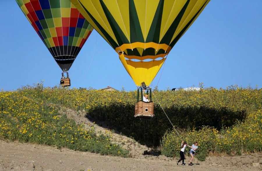Women tow their hot air balloon. Hot air balloons,air balloons,air balloons over Italy,Umbrian countryside