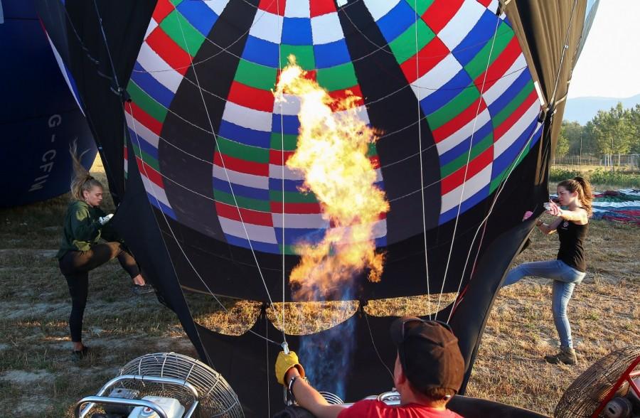 Crew prepare their hot air balloon. Hot air balloons,air balloons,air balloons over Italy,Umbrian countryside