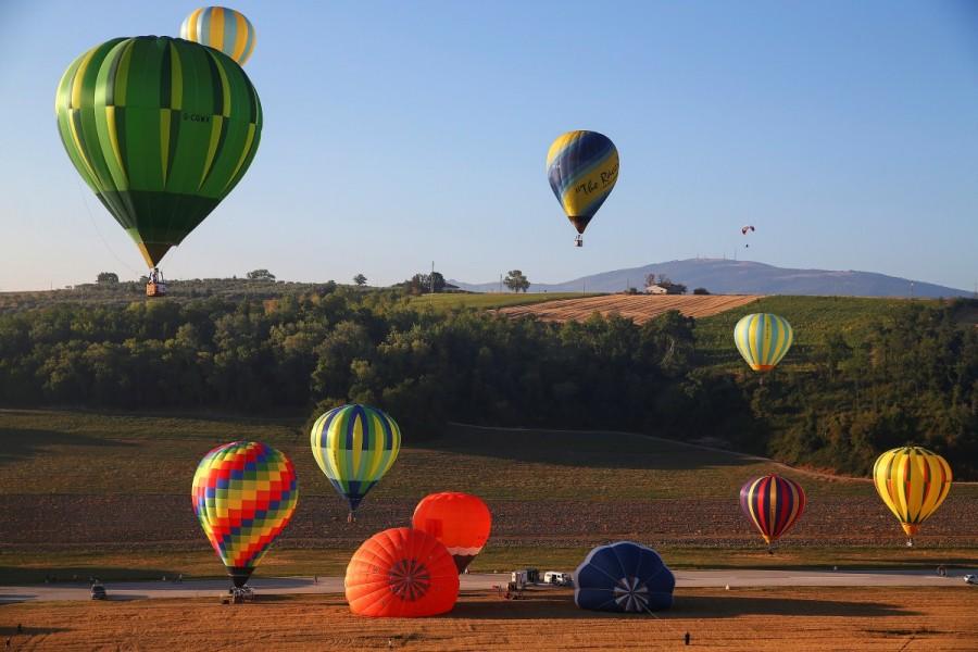 Hot air balloons are seen. Hot air balloons,air balloons,air balloons over Italy,Umbrian countryside
