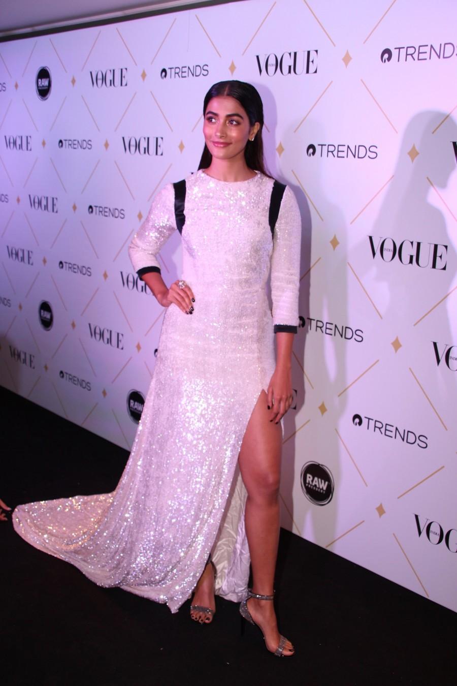 Pooja Hegde spotted at Vogue Beauty Awards 2017. Vogue Beauty Awards 2017,Vogue Beauty Awards,Pooja Hegde,Karishma Kapoor,Rhea Chakraborty,Shamita Shetty,Shweta Nanda