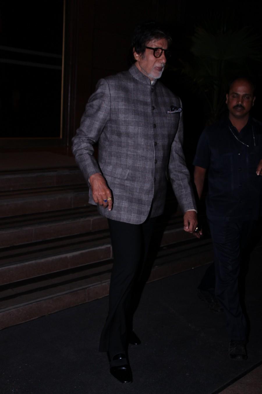 Amitabh Bachchan spotted at Vogue Beauty Awards 2017. Vogue Beauty Awards 2017,Vogue Beauty Awards,Akshay Kumar,Amitabh Bachchan,Shahid Kapoor,Varun Dhawan