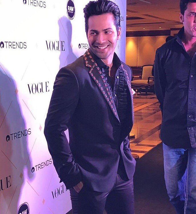 Varun Dhawan spotted at Vogue Beauty Awards 2017. Vogue Beauty Awards 2017,Vogue Beauty Awards,Akshay Kumar,Amitabh Bachchan,Shahid Kapoor,Varun Dhawan