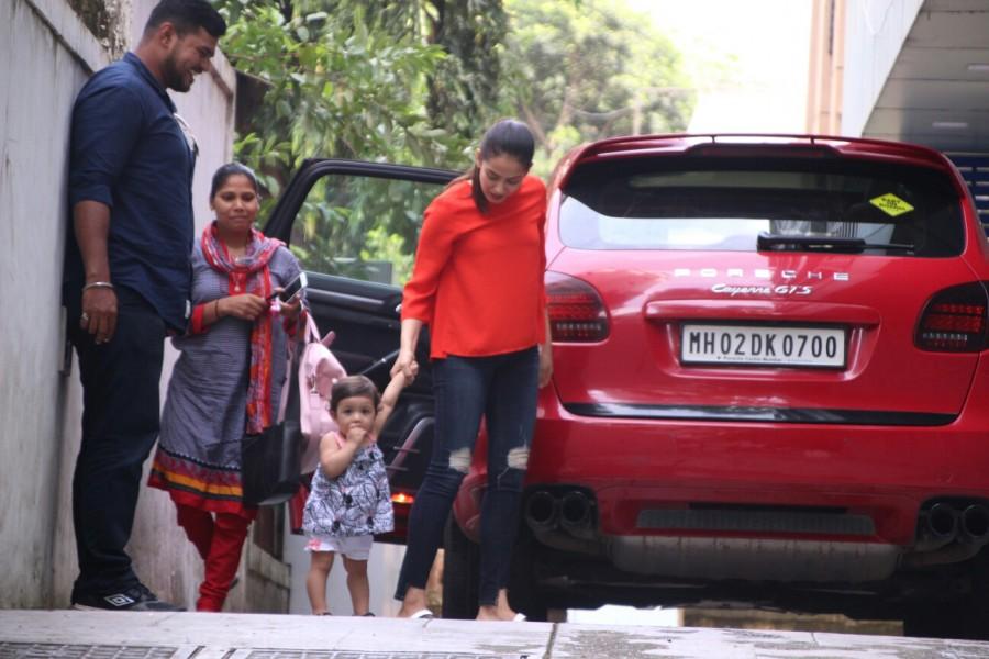 Shahid's daughter Misha takes her baby steps on a day out with mum Mira Rajput. Shahid Kapoor,Shahid Kapoor daughter,Shahid Kapoor daughter Misha,Mira Rajput,Mira Rajput daughter,shahid kapoor mira rajput