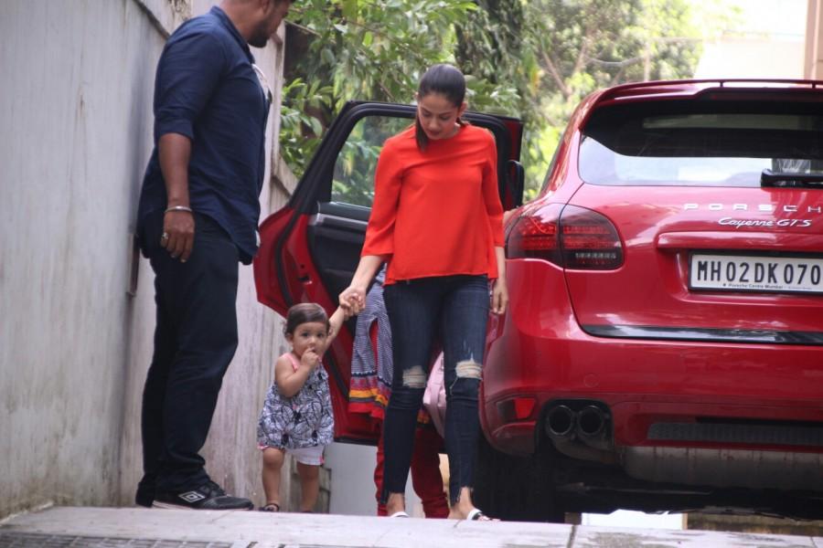Shahid's daughter Misha takes her baby steps on a day out with mother Mira Rajput. Shahid Kapoor,Shahid Kapoor daughter,Shahid Kapoor daughter Misha,Mira Rajput,Mira Rajput daughter,shahid kapoor mira rajput
