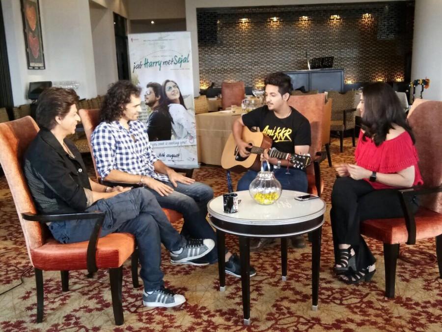 Shah Rukh Khan and Imtiaz Ali promote Jab Harry met Sejal in Delhi. Jab Harry met Sejal,Jab Harry met Sejal promotion,Jab Harry met Sejal movie promotion,Shah Rukh Khan and Imtiaz Ali,Shah Rukh Khan,Imtiaz Ali,SRK