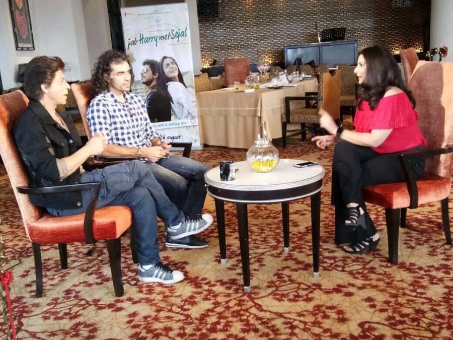 SRK and Imtiaz Ali promote Jab Harry met Sejal in Delhi. Jab Harry met Sejal,Jab Harry met Sejal promotion,Jab Harry met Sejal movie promotion,Shah Rukh Khan and Imtiaz Ali,Shah Rukh Khan,Imtiaz Ali,SRK