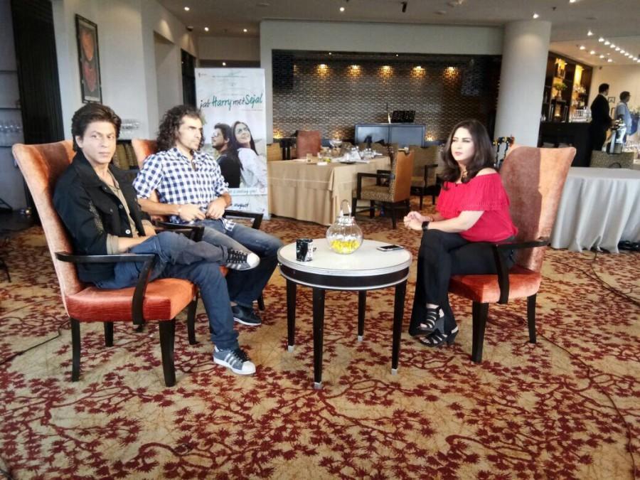 Actor SRK and Director Imtiaz Ali promote Jab Harry met Sejal in Delhi. Jab Harry met Sejal,Jab Harry met Sejal promotion,Jab Harry met Sejal movie promotion,Shah Rukh Khan and Imtiaz Ali,Shah Rukh Khan,Imtiaz Ali,SRK