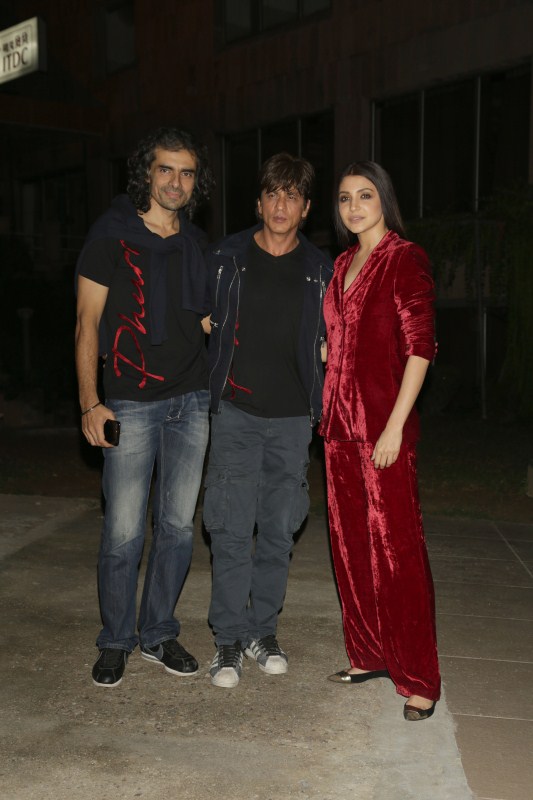 Shah Rukh Khan, Anushka Sharma, Imtiaz Ali were present and had unveiled the song to the audiences and media in Delhi. Superstar Shah Rukh Khan had left the audiences mesmerized by performing the hook step from the song Phurrr. Shah Rukh Khan, Anushka Sharma and director Imtiaz Ali had a light hearted interaction with the media and the fans. The American rapper, singer, and songwriter has composed a song, “Phurrr“ with Pritam and Rocky Wellstack, for Jab Harry Met Sejal. The song sung by Mohit Chauhan and Tushar Joshi was filmed on Anushka Sharma and Shah Rukh Khan in Portugal. Jab Harry Met Sejal,Jab Harry Met Sejal new song,Jab Harry Met Sejal song,Phurrr,Phurrr song,Phurrr song music,jab harry met sejal phurrr,DJ Diplo,Shah Rukh Khan,Anushka Sharma,Imtiaz Ali