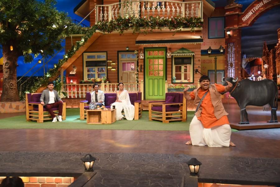 Kiku Sharda during an act on The Kapil Sharma Show with cast of Babumoshai Bandookbaaz. Nawazuddin Siddiqui,Bharti Singh,The Kapil Sharma Show,Babumoshai Bandookbaaz