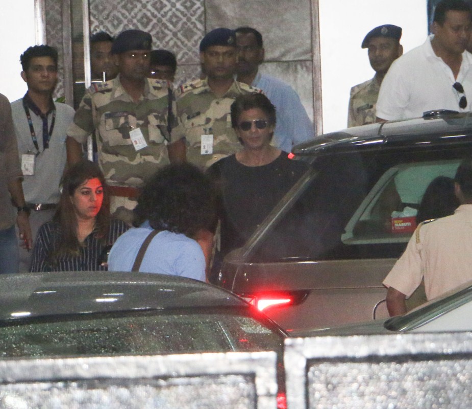 Shah Rukh Khan and Anushka Sharma Spotted at Kalina airport. Shah Rukh Khan,Anushka Sharma,Shah Rukh Khan & Anushka Sharma,Jab Harry Met Sejal