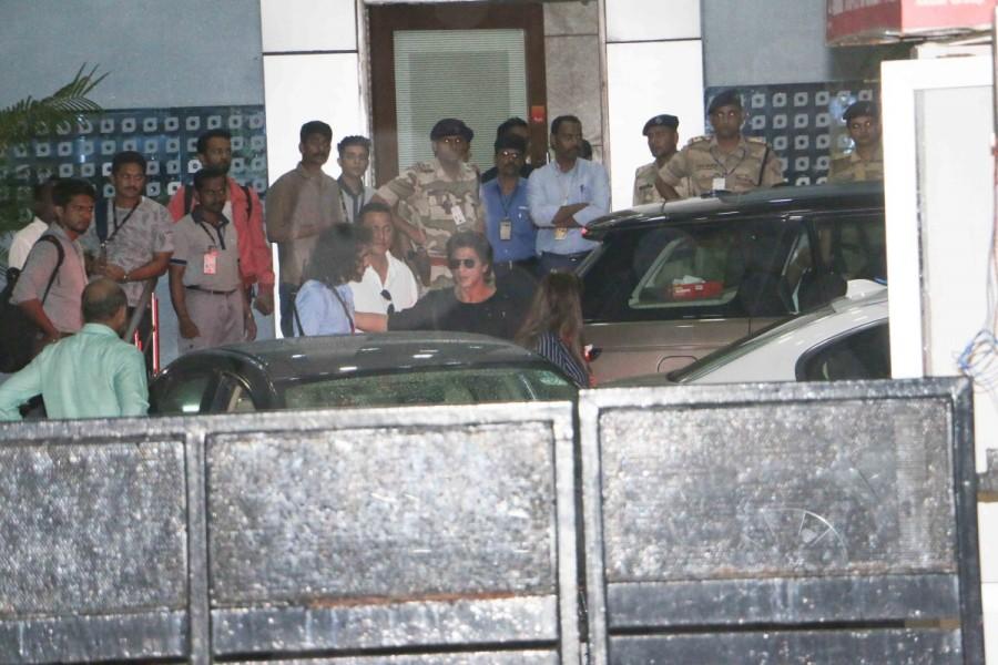 Actor Shah Rukh Khan and Anushka Sharma Spotted at Kalina airport. Shah Rukh Khan,Anushka Sharma,Shah Rukh Khan & Anushka Sharma,Jab Harry Met Sejal
