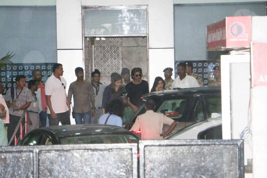 Shah Rukh Khan and Actress Anushka Sharma Spotted at Kalina airport. Shah Rukh Khan,Anushka Sharma,Shah Rukh Khan & Anushka Sharma,Jab Harry Met Sejal