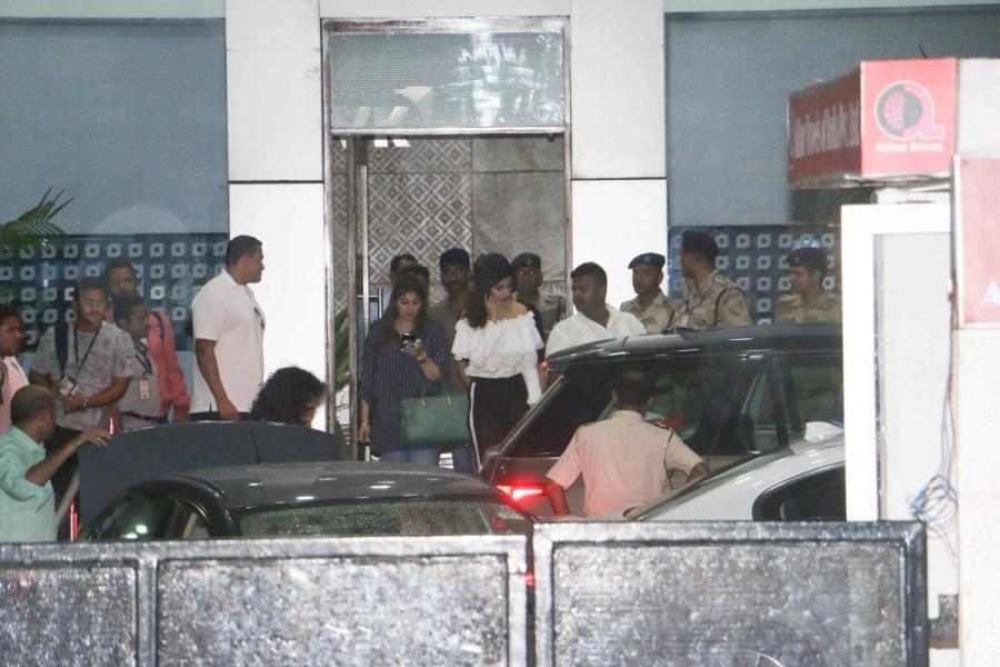 Actor Shah Rukh Khan and Actress Anushka Sharma Spotted at Kalina airport. Shah Rukh Khan,Anushka Sharma,Shah Rukh Khan & Anushka Sharma,Jab Harry Met Sejal