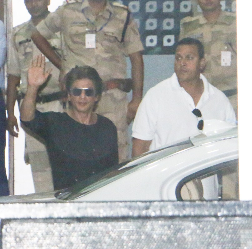 Bollywood actor Shah Rukh Khan spotted at Kalina airport. Shah Rukh Khan,Anushka Sharma,Shah Rukh Khan & Anushka Sharma,Jab Harry Met Sejal