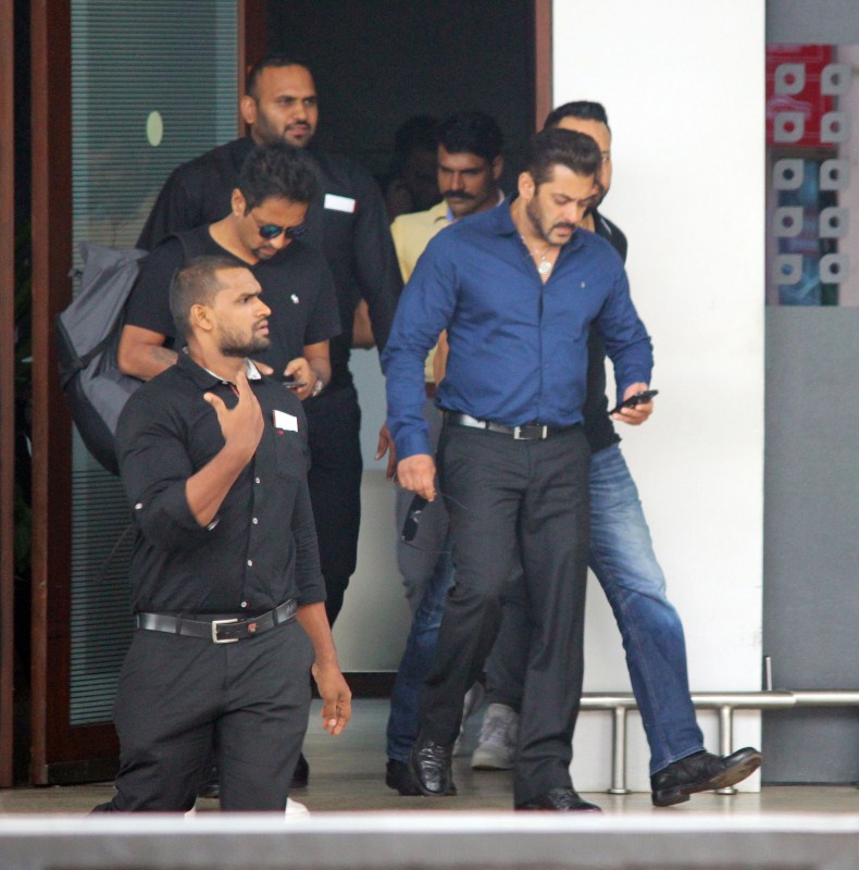 Bollywood star Salman Khan spotted at Kalina Airport. Salman Khan,Salman Khan at Kalina Airport,Salman Khan spotted at Kalina Airport,Salman Khan snapped at Kalina Airport,actor Salman Khan,Salman Khan pics,Salman Khan images,Salman Khan stills,Salman Khan pictures