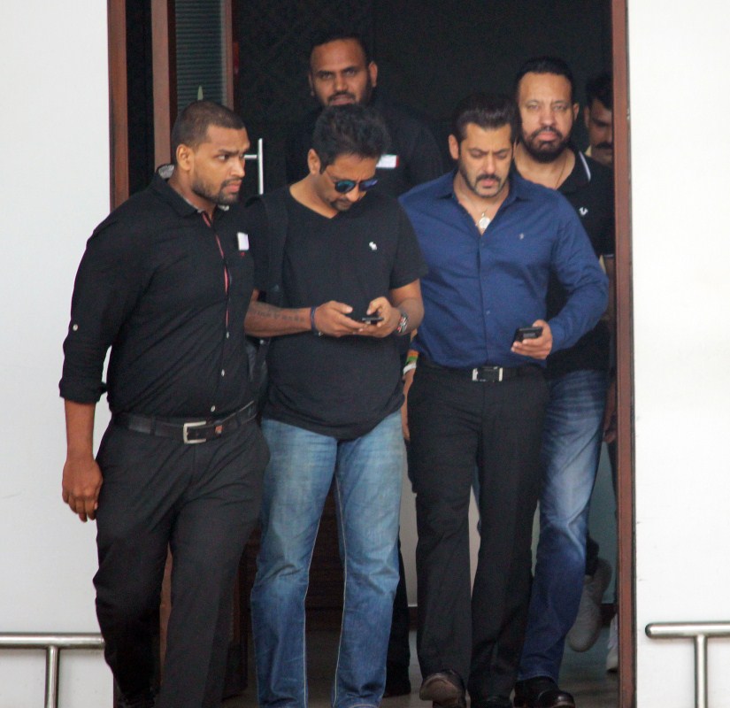 Bollywood film actor Salman Khan spotted at Kalina Airport. Salman Khan,Salman Khan at Kalina Airport,Salman Khan spotted at Kalina Airport,Salman Khan snapped at Kalina Airport,actor Salman Khan,Salman Khan pics,Salman Khan images,Salman Khan stills,Salman Khan pictures