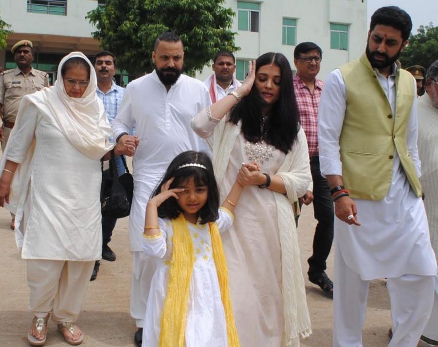 Bollywood actress Aishwarya Rai Bachchan on Saturday immersed the ashes of her late father here. Aishwarya Rai,Aishwarya Rai Bachchan,Aishwarya Rai visits holy Sangam,Abhishek Bachchan,actor Abhishek Bachchan