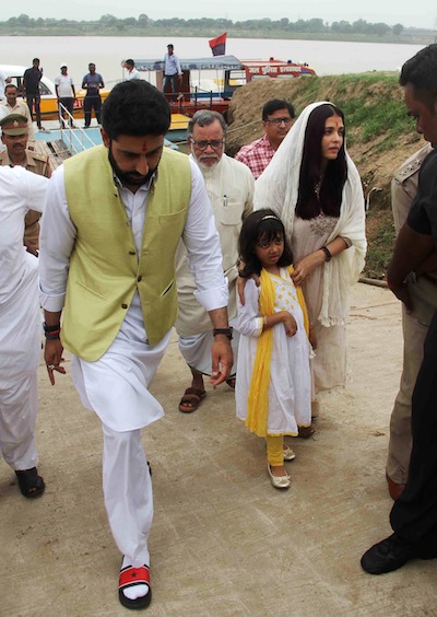 Bollywood film actress Aishwarya Rai Bachchan visits holy Sangam with Abhishek to immerse late father's ashes. Aishwarya Rai,Aishwarya Rai Bachchan,Aishwarya Rai visits holy Sangam,Abhishek Bachchan,actor Abhishek Bachchan