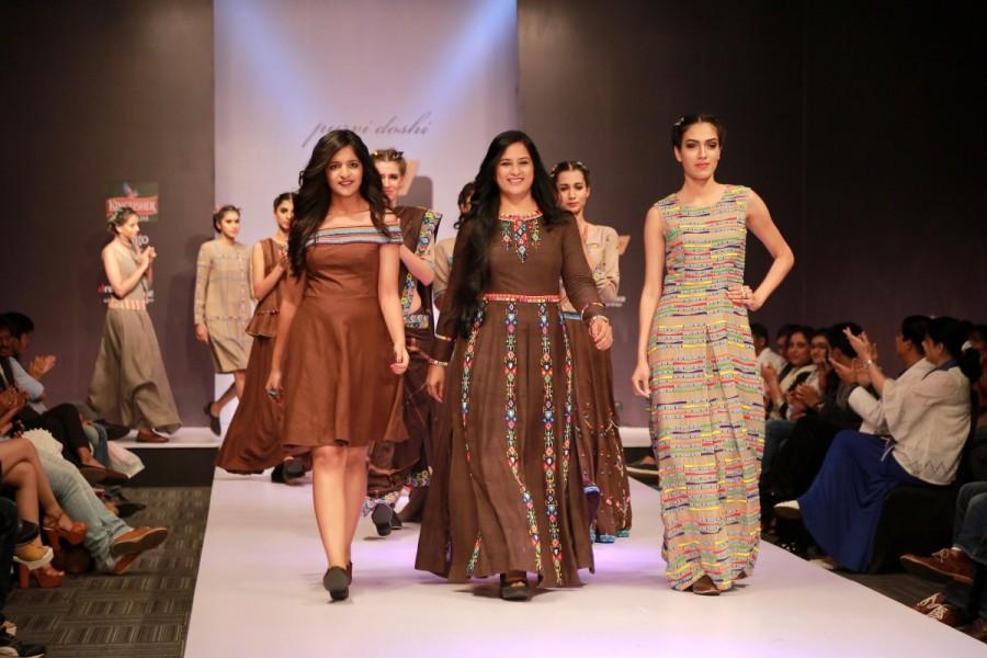Designer Purvi doshi (middle). Pranita Subhash,Lakshmi Sheshadri,Rahul Dev,Wear.Style Bangalore Fashion week grand finale,Wear.Style Bangalore Fashion week,Wear.Style Bangalore Fashion week 2017,Shruti Chopra,Govind Kumar Singh,Purvi Doshi,Rajyalakshmi Gubba,Zeba