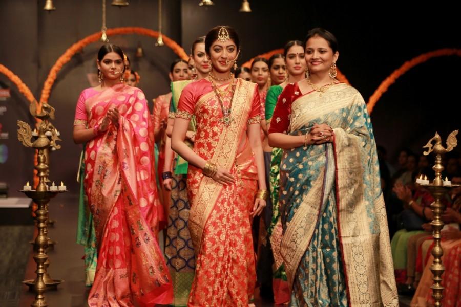 Pranita Subhash & designer Rajya Lakshmi. Pranita Subhash,Lakshmi Sheshadri,Rahul Dev,Wear.Style Bangalore Fashion week grand finale,Wear.Style Bangalore Fashion week,Wear.Style Bangalore Fashion week 2017,Shruti Chopra,Govind Kumar Singh,Purvi Doshi,Rajyalakshmi Gubba,Zeba