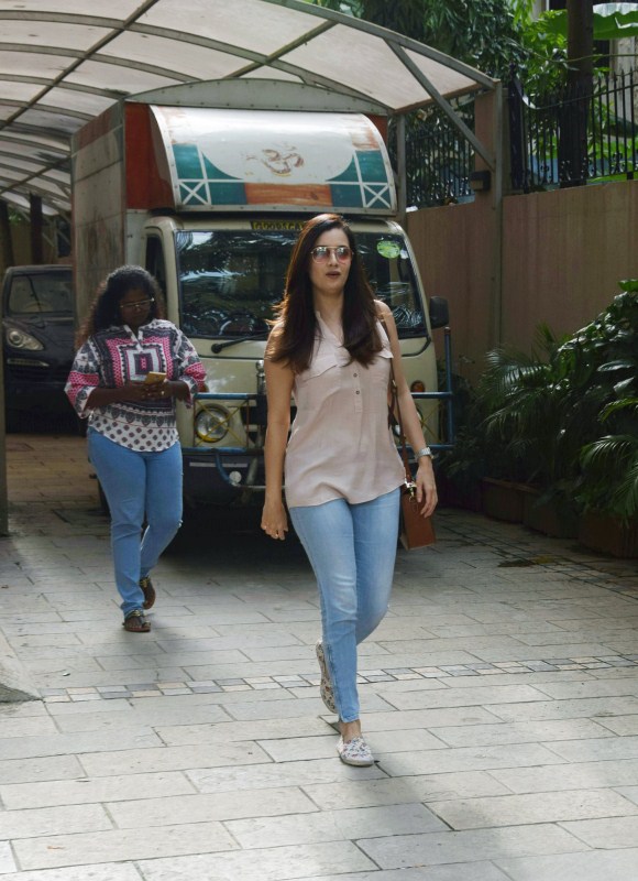 Indian film actress Dia Mirza spotted at Bandra, Mumbai. Dia Mirza at Bandra,Dia Mirza spotted at Bandra,Dia Mirza snapped at Bandra,Dia Mirza,actress Dia Mirza,Dia Mirza latest pics,Dia Mirza latest images,Dia Mirza latest stills,Dia Mirza latest pictures,Dia Mirza latest photos
